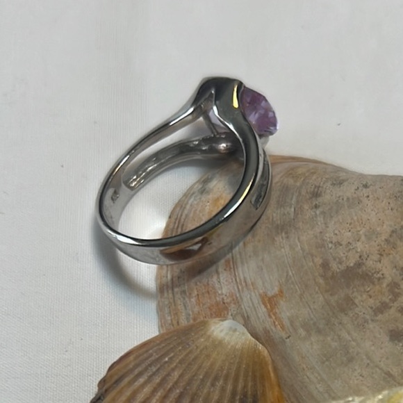 Elegant Silver and Purple Ring - Picture 2 of 3